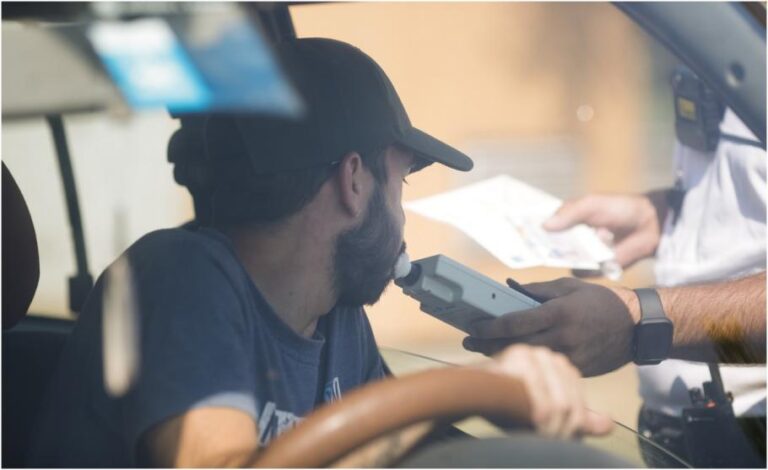 Tânăr de 21 de ani, rupt de beat la volan. A fugit de poliție, apoi s-a izbit cu mașina de un podeț din beton