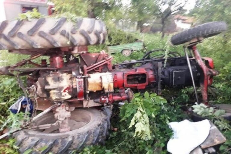 Şofer beat din Suceava, salvat de poliţişti după ce s-a răsturnat cu tractorul în şanţ. Piciorul bărbatului era imobilizat sub utilaj