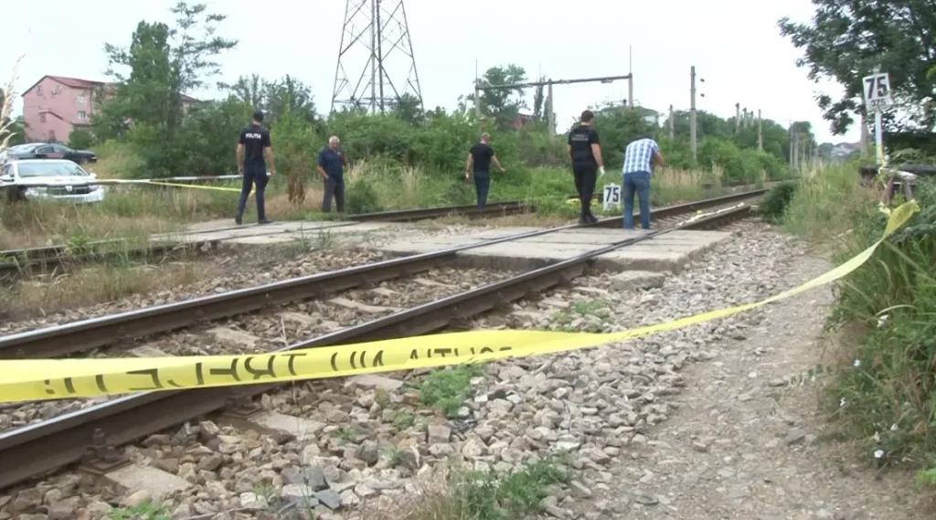 FOTO. Accident feroviar la Iași. Un bărbat de 64 de ani a murit, după ce a fost lovit de tren