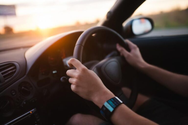 Un minor s-a răsturnat cu maşina în şanţ, după ce a furat cheile tatălui său în miez de noapte. Băiatul băuse alcool