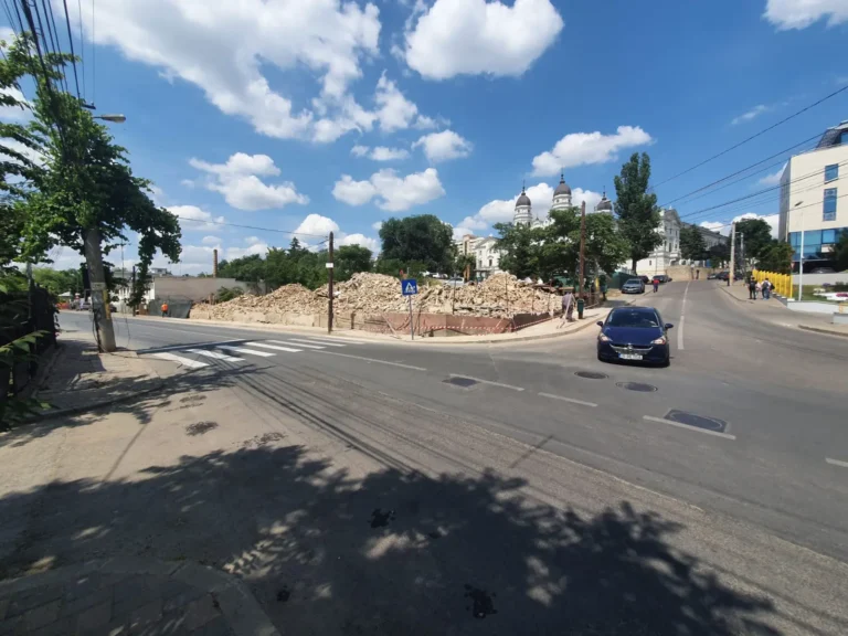 FOTO și VIDEO. A început demolarea construcțiilor din jurul Mitropoliei. Plan uriaș de extindere religioasă