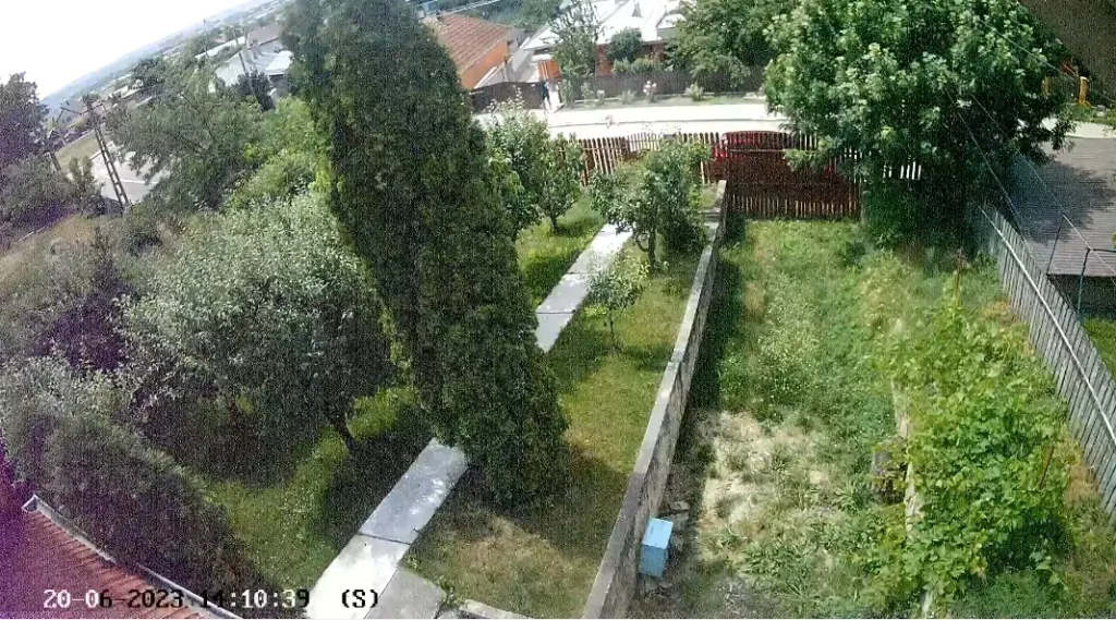 VIDEO. Momentul în care o fetiţă de 6 ani pe trotineta este spulberată de o maşină
