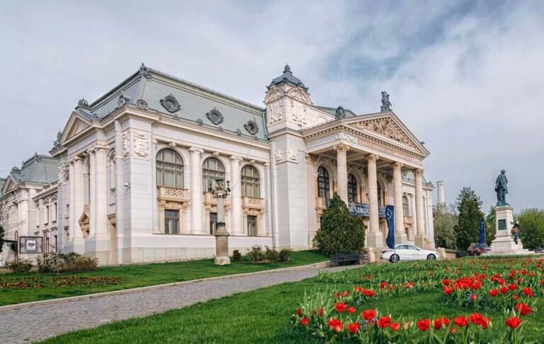 Lucrările arheologice din fața Teatrului Național, aproape de final