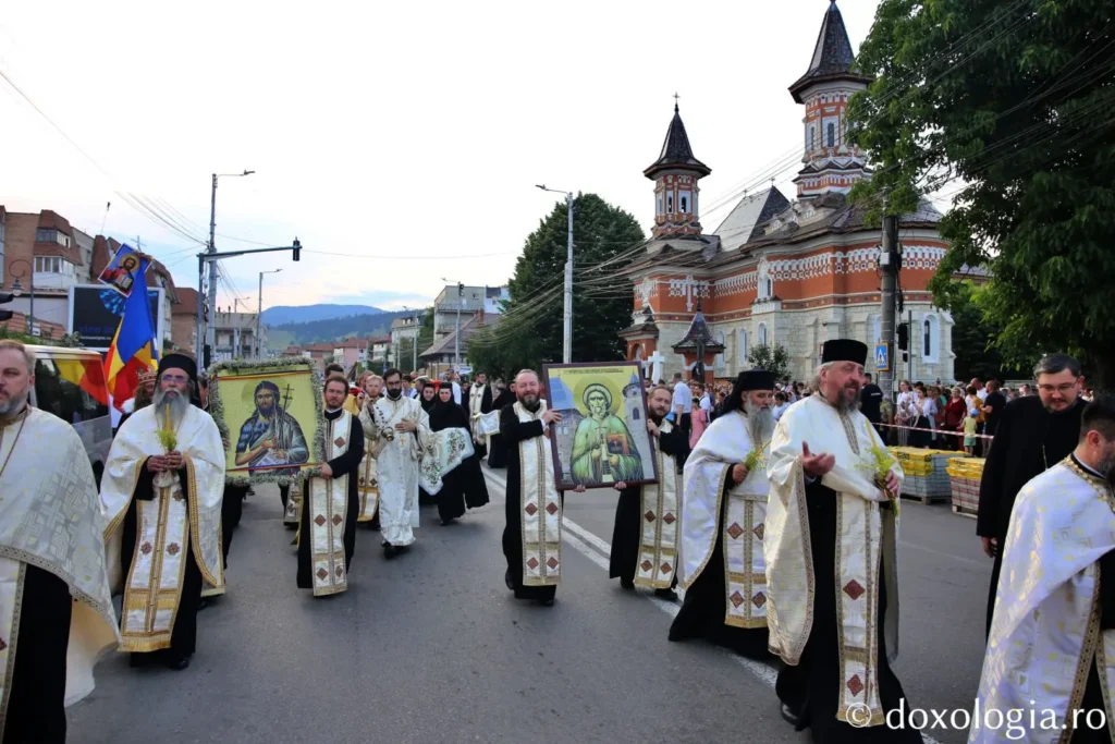 FOTO! Zeci de preoţi şi mii de credincioşi au luat parte la hramul municipiului Piatra Neamţ!