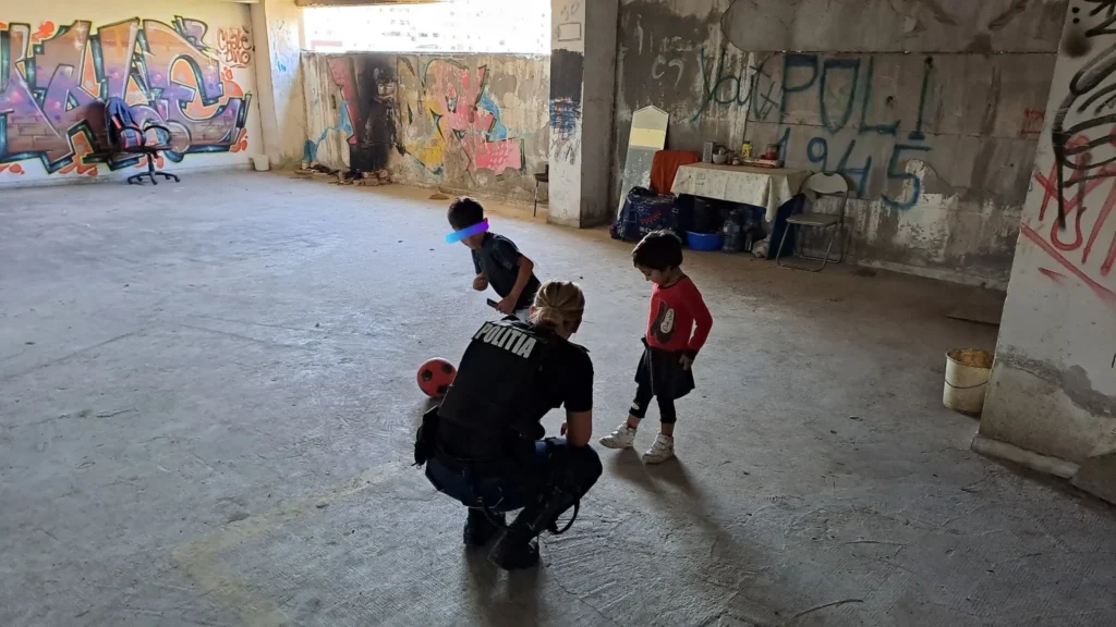 Trei copii de 2, 5 și 6 ani au ajuns în grija statului după ce mama lor a ales să rămână cu iubitul de 19 ani