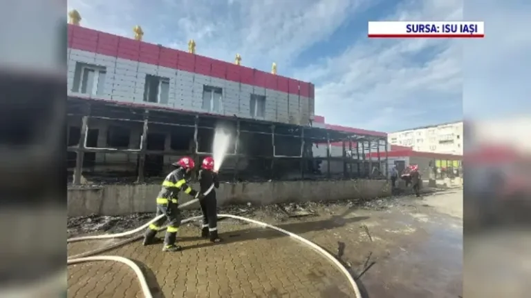Incendiu la o cafenea din județul Iași. Mai multe echipaje de pompieri de la ISU Iași s-au luptat cu flăcările zeci de minute