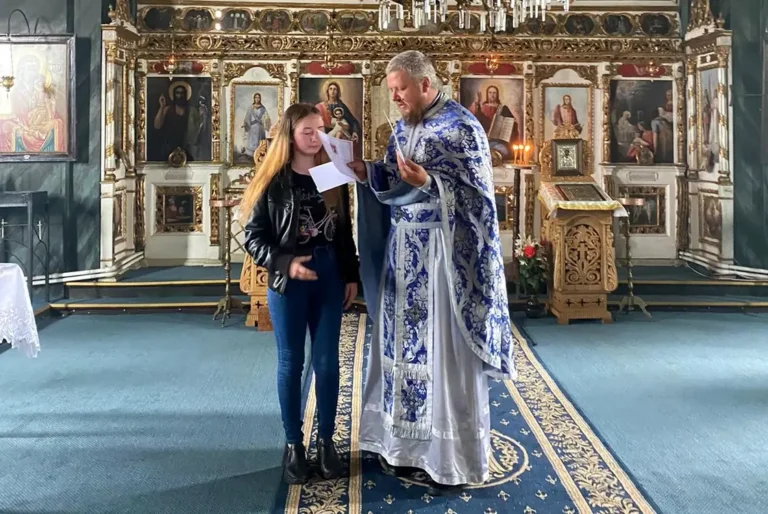 Un preot de țară din județul Botoșani recompensează de două ori pe an, cei mai buni elevi din sat!