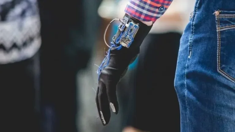 Mănuşa care depistează boala Parkinson cu ani buni înainte de simptome. Invenţia unui start-up ieşean