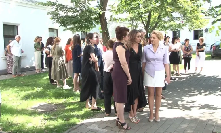 Angajaţii Caselor de sănătate protestează. Sunt nemulțumiți de salarii și de reducerea numărului de angajaţi