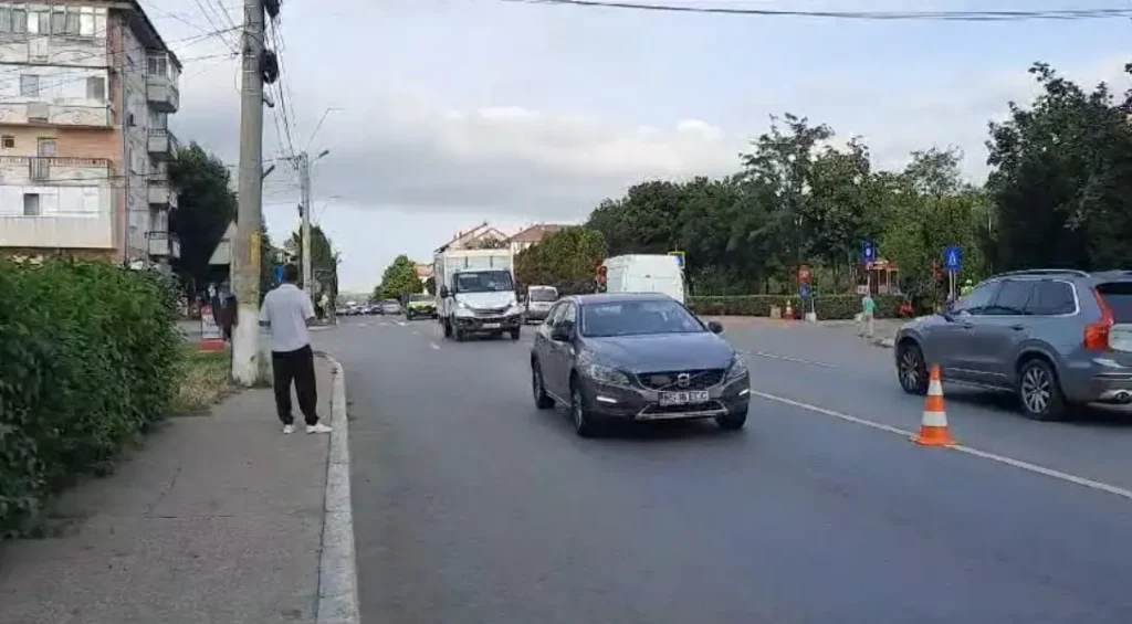 VIDEO. S-au montat semafoarele în Podu Iloaie pentru experiment. La ora 9 se circula lejer