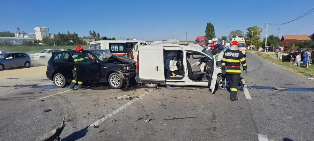Şoferul uneia dintre maşinile implicate în accidentul de la Războieni a fost operat de urgenţă la Spitalul „Sf. Spiridon” din Iaşi