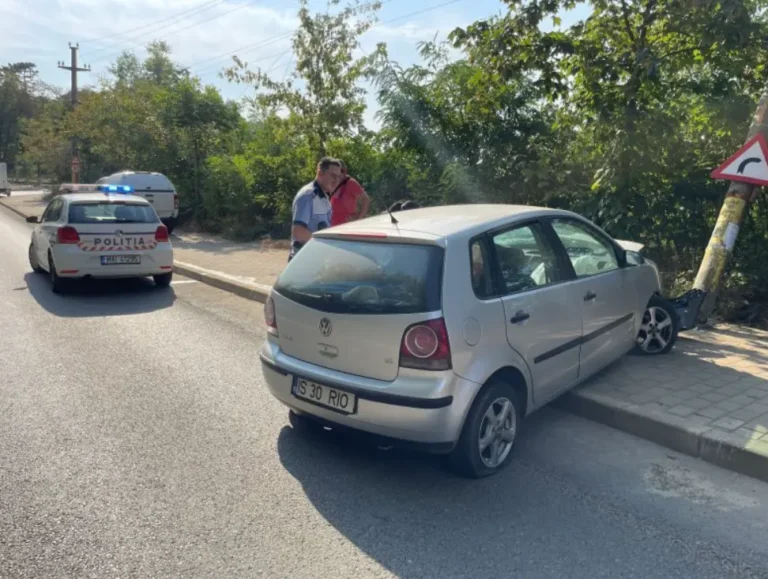 Accident grav pe aleea Sadoveanu! Un VW a intrat puternic într-un stâlp