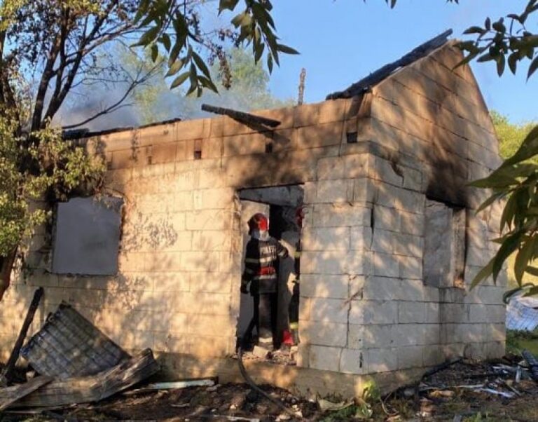 Botoșănean salvat de un vecin din casa în flăcări. Acesta a ajuns la spital