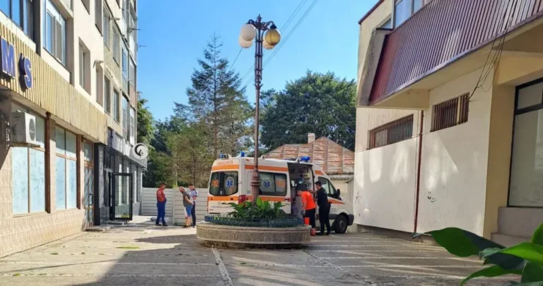 A căzut în cap de pe terasa unui bloc din Pașcani