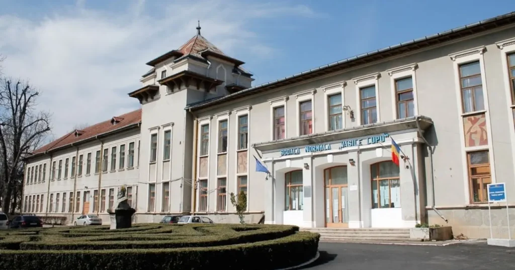 Colegiul Pedagogic începe şcoala în „vagoane”. Va fi 3 ani aşa. O singură ofertă la licitaţia de containere de 850.000 euro