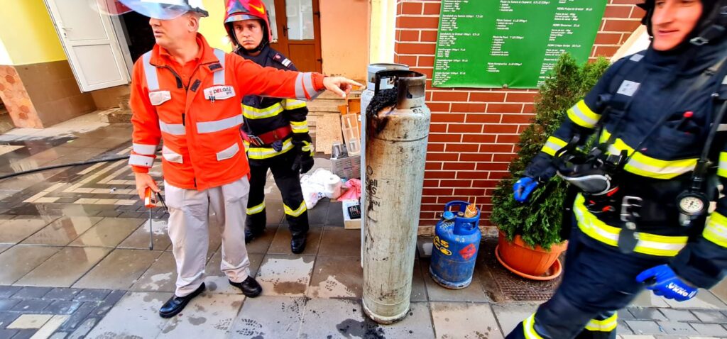 VIDEO. Explozie la o brutărie din Pașcani. Pompierii au scos butelii GPL din interior