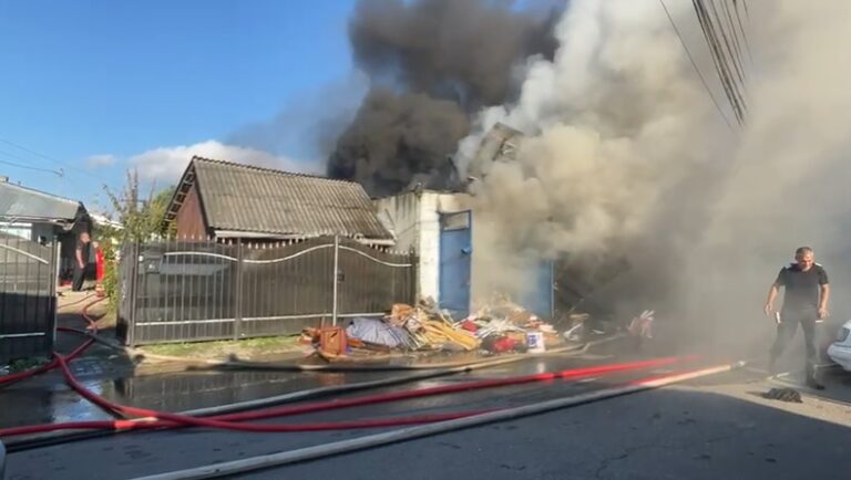 VIDEO. Incendiu pe strada Miroslava. Flăcări uriașe la un garaj