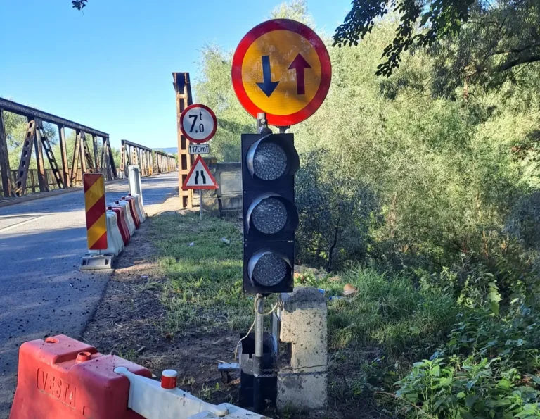 Semafoarele instalate de DRDP Iași într-un județ vecin, jefuite de hoți în nici 24 de ore