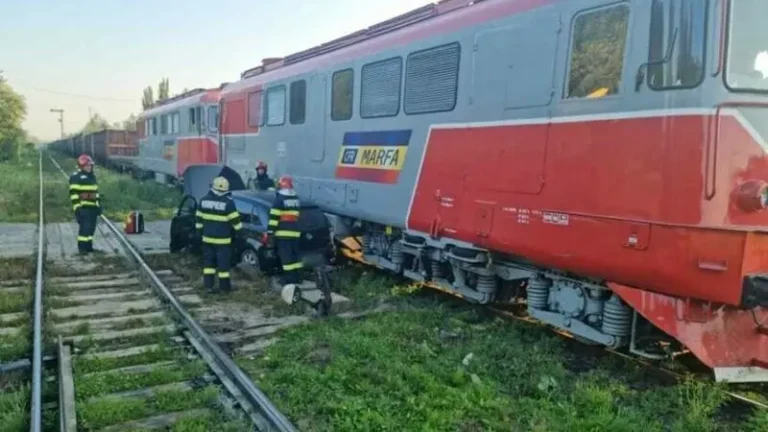 O femeie a murit după ce mașina ei a fost spulberată de un tren, în Suceava. „Era prinsă sub locomotivă”