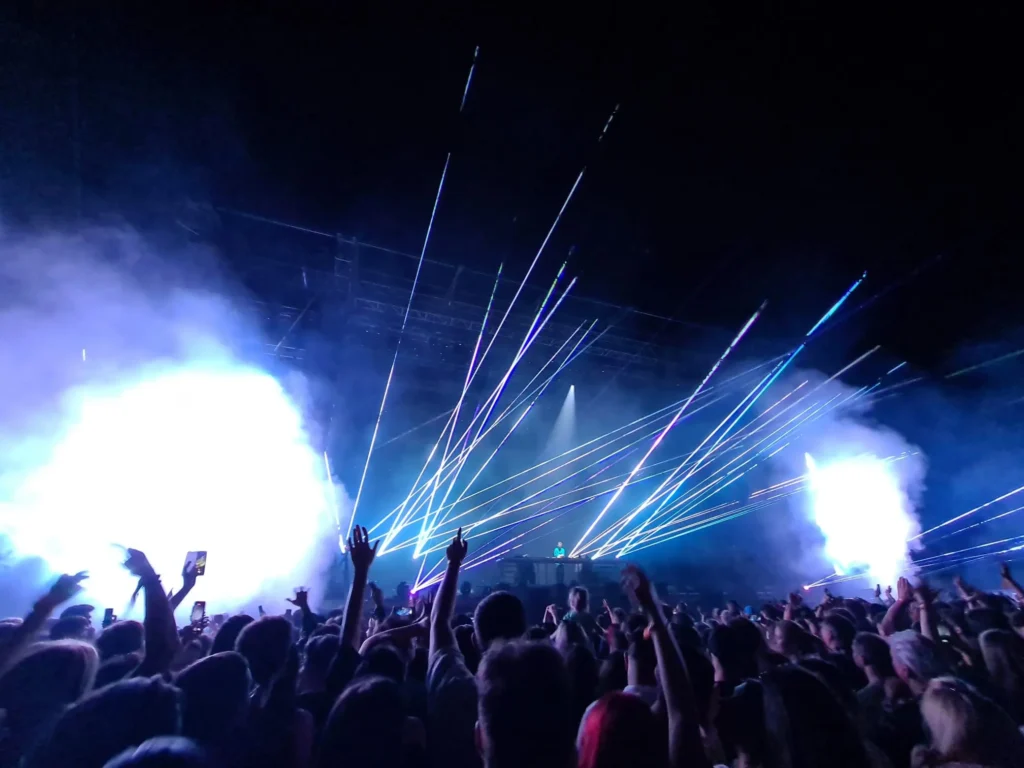 VIDEO! Armin Van Buuren și alți artiști au făcut senzație pe scena din faţa Palatului Culturii!