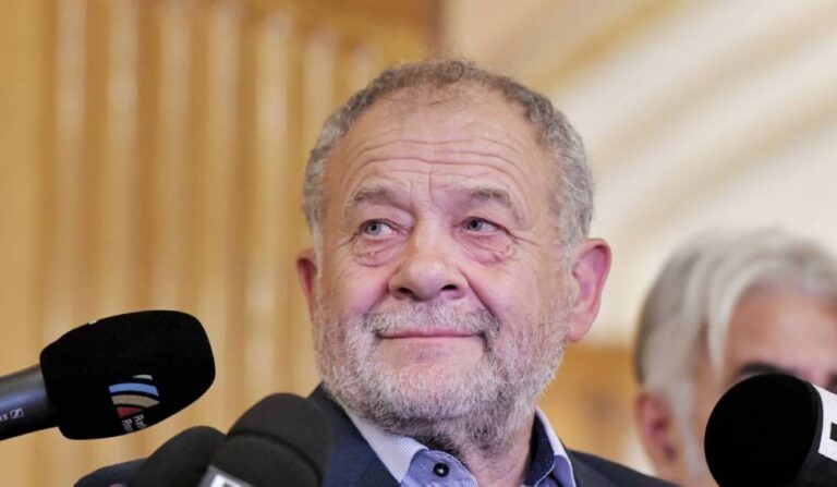 VIDEO: Președintele CJ Vaslui, Dumitru Buzatu a fost prins în flagrant de DNA. Este acuzat că a primit mită 1,25 milioane lei