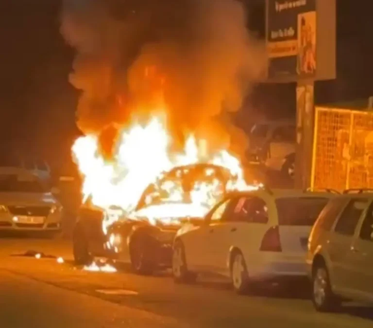 VIDEO. Un autoturism a luat foc pe Bulevardul Nicolae Iorga