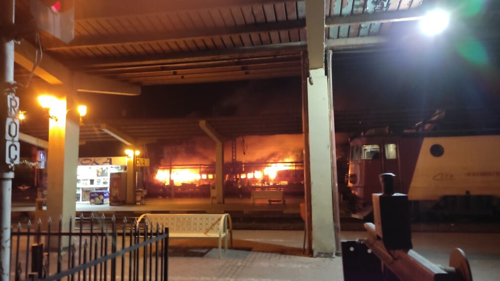 VIDEO. Un incendiu puternic a izbucnit la Gara Iaşi! Au luat foc două vagoane de tren