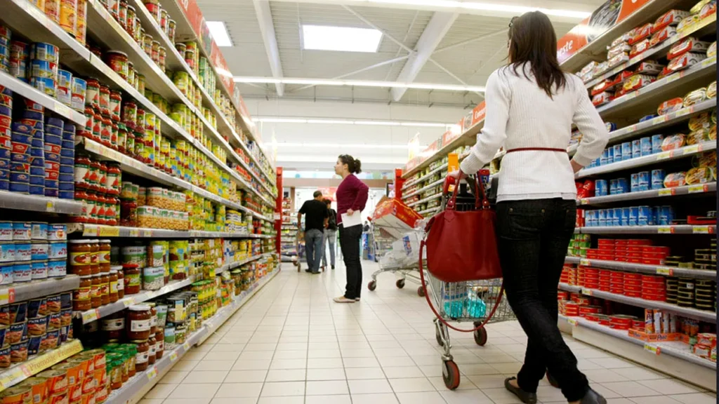 Accident ciudat la un supermarket din Iași: băieţel de şase ani, internat de urgenţă, din cauza unui cărucior de marfă pentru copii