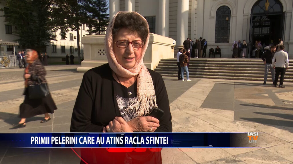 Primii pelerini care au atins racla Sfintei