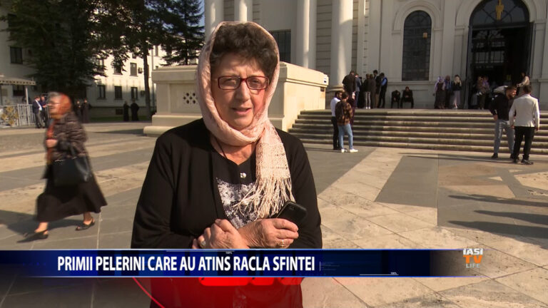 Primii pelerini care au atins racla Sfintei