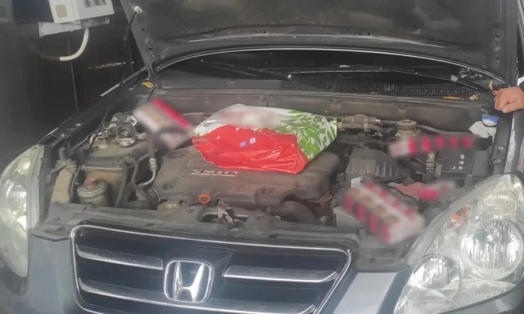 A sperat că poate introduce în țară țigări de contrabandă ascunse în compartimentul motor al autoturismului