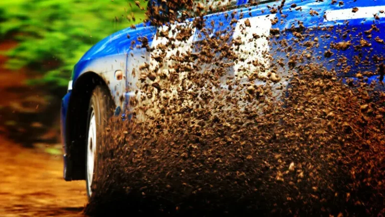 Un autoturism a căzut într-o râpă de cinci metri, la Raliul Clujului