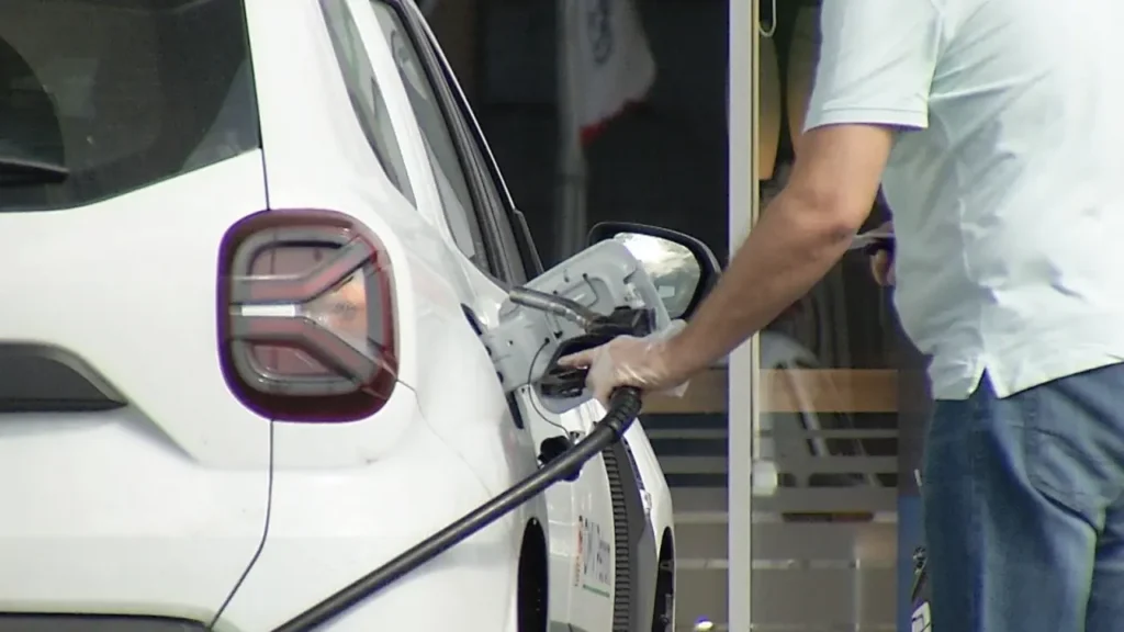 Şoferi nevoiţi să îşi mute maşinile pe platformă, după ce au primit apă în loc de motorină la pompă. Caz revoltător la o benzinărie din Roman