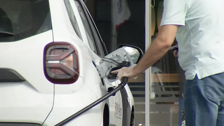 Şoferi nevoiţi să îşi mute maşinile pe platformă, după ce au primit apă în loc de motorină la pompă. Caz revoltător la o benzinărie din Roman