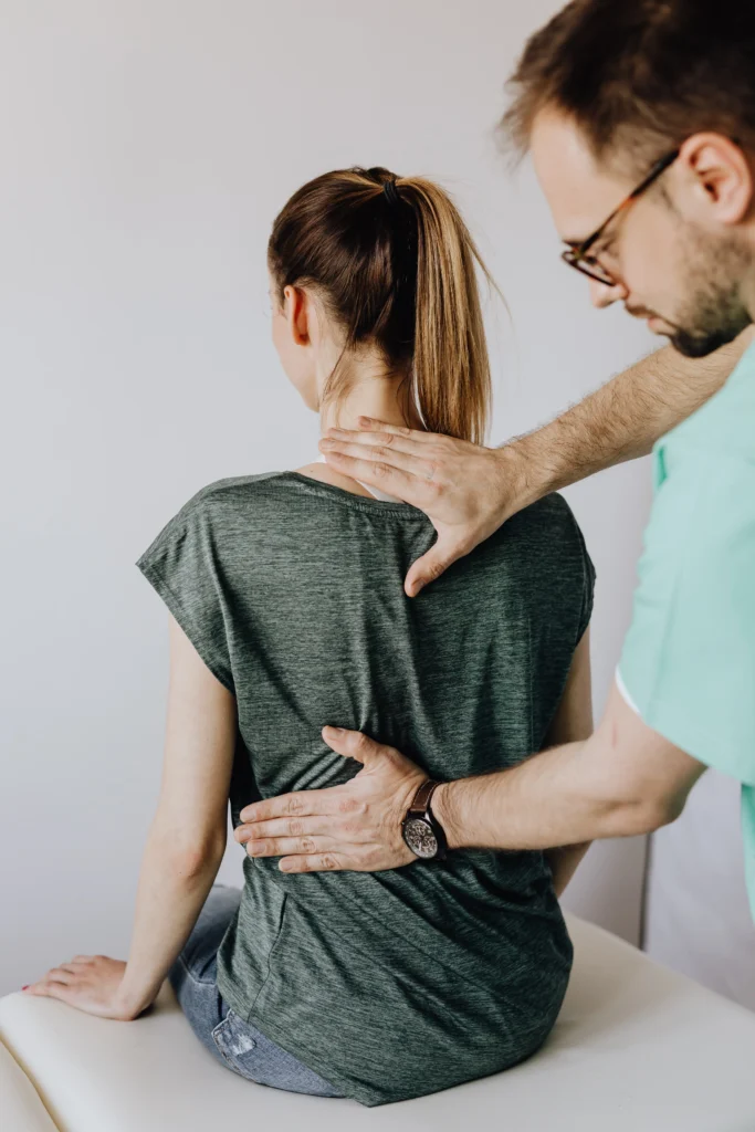 Gimnastică medicală și înot, ”tratament” pentru scolioză