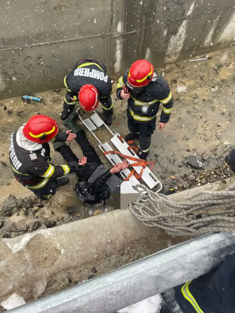 Un bărbat a căzut la trei metri adâncime într-un pârâu. Pompierii au intervenit