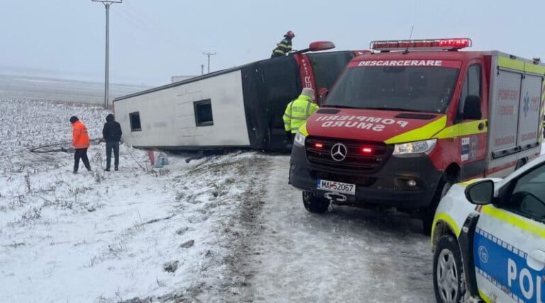 Un autobuz s-a răsturnat în localitatea Costeşti, din judeţul Vaslui! A fost activat Planul roşu de intervenţie