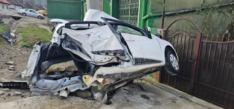 VIDEO! Un şofer începător cu BMW a intrat cu aproape 200 de km/h într-o maşină parcată, care s-a încolăcit în jurul unui stâlp