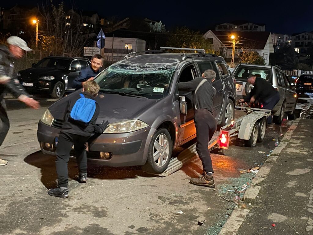Accident violent între două mașini, în Tătărași. Una a ajuns cu roțile în sus