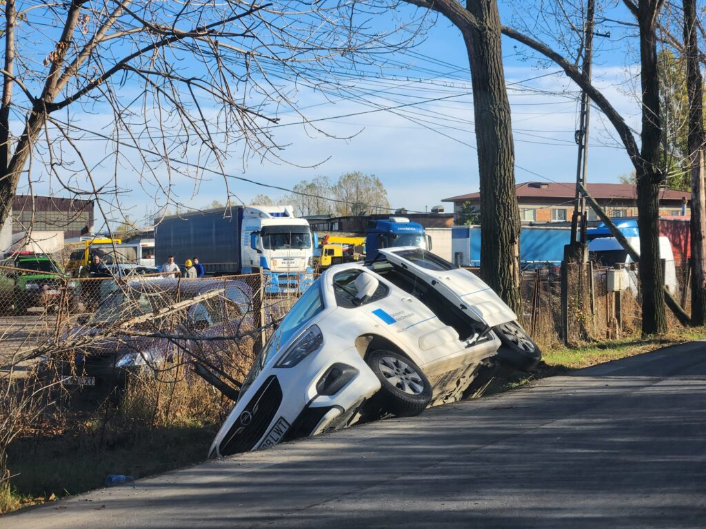 Un autoturism a ajuns într-un şant de pe şoseaua Iaşi-Tomeşti
