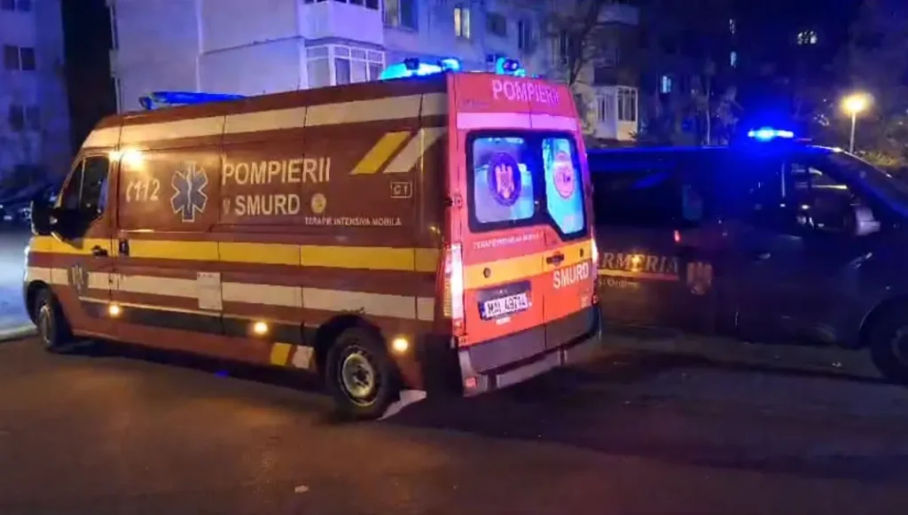 Incendiu la un bloc de pe strada Mușatini din Iași. O bătrână găsită în stop cardio-respirator