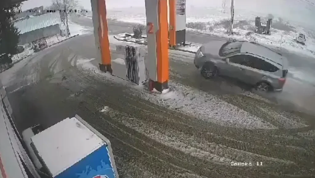VIDEO. Momentul în care o şoferiţă zboară printr-o benzinărie şi evită la milimetru pompa de gaz, apoi aterizează într-o curte, în Iaşi