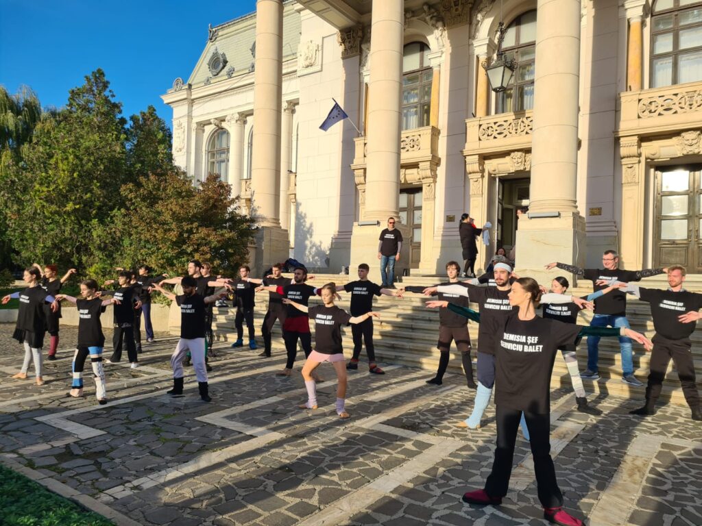 Balerinii de la Opera Națională din Iași protestează chiar acum în fața instituției
