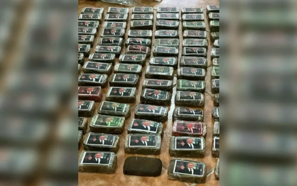 Zeci de pachete suspecte cu fața lui Vladimir Putin, confiscate în Iași