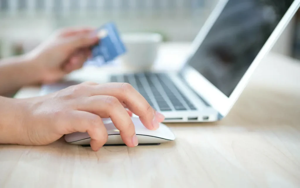 Inșelătorie online. O femeie din Suceava a comandat un telefon și a primit o bucată de lemn