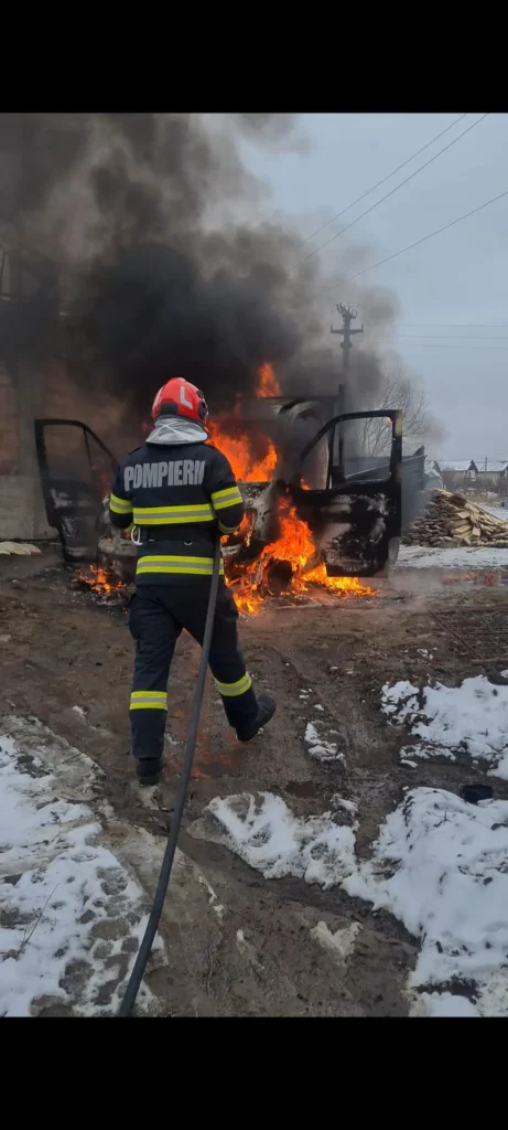 O autoutilitară a fost cuprinsă de flăcări în comuna Miroslava