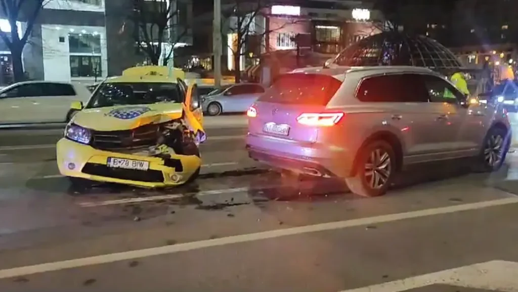 Două persoane au fost rănite după un accident cu trei autoturisme pe strada Anastasie Panu