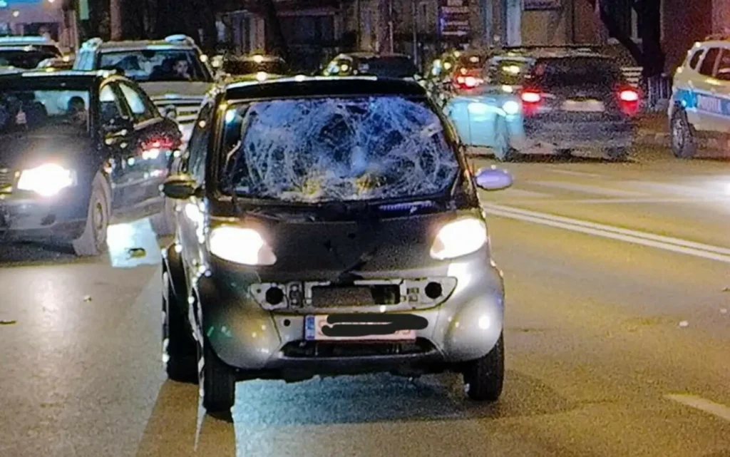 VIDEO. Doi adolescenți din Suceava, transportaţi la spital după ce au fost loviți pe trecerea de pietoni de un șofer băut
