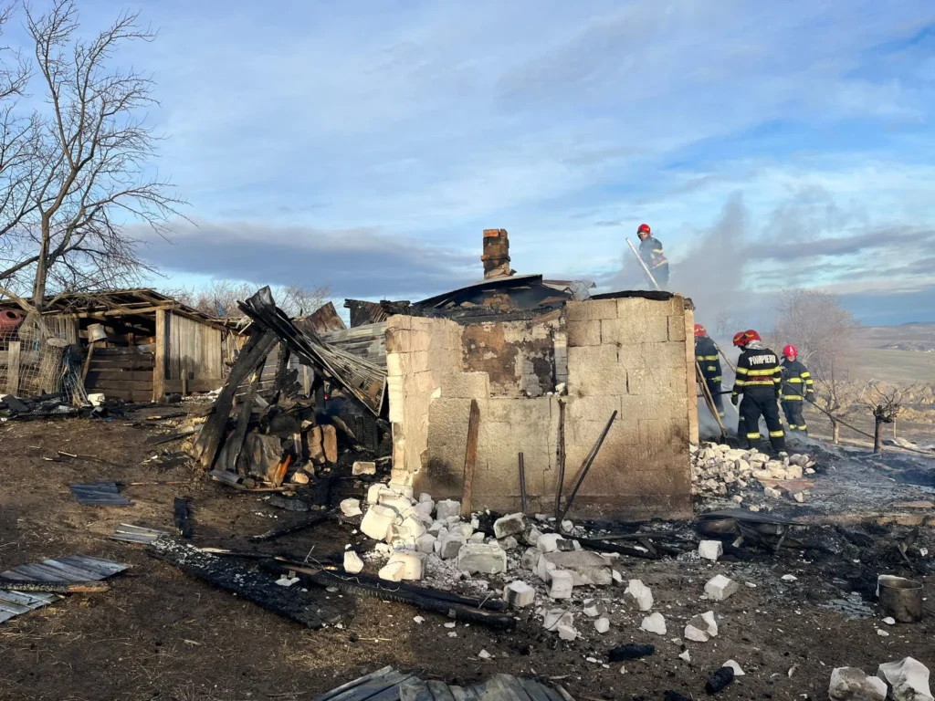 Incendiu la Dumești. A ars o anexă de la o fermă