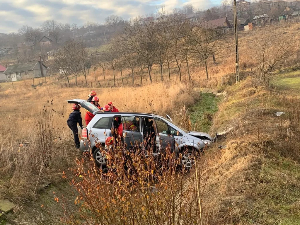 Un autoturism a plonjat într-un şant, la Popricani. Două persoane au rămas încarcerate